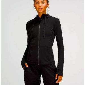 Lululemon hooded define jacket size 4 barely worn in excellent condition!
